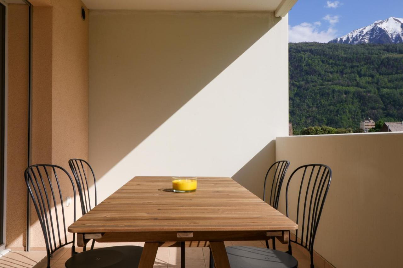 Modern Apartment Close To Martigny Train Station Екстериор снимка